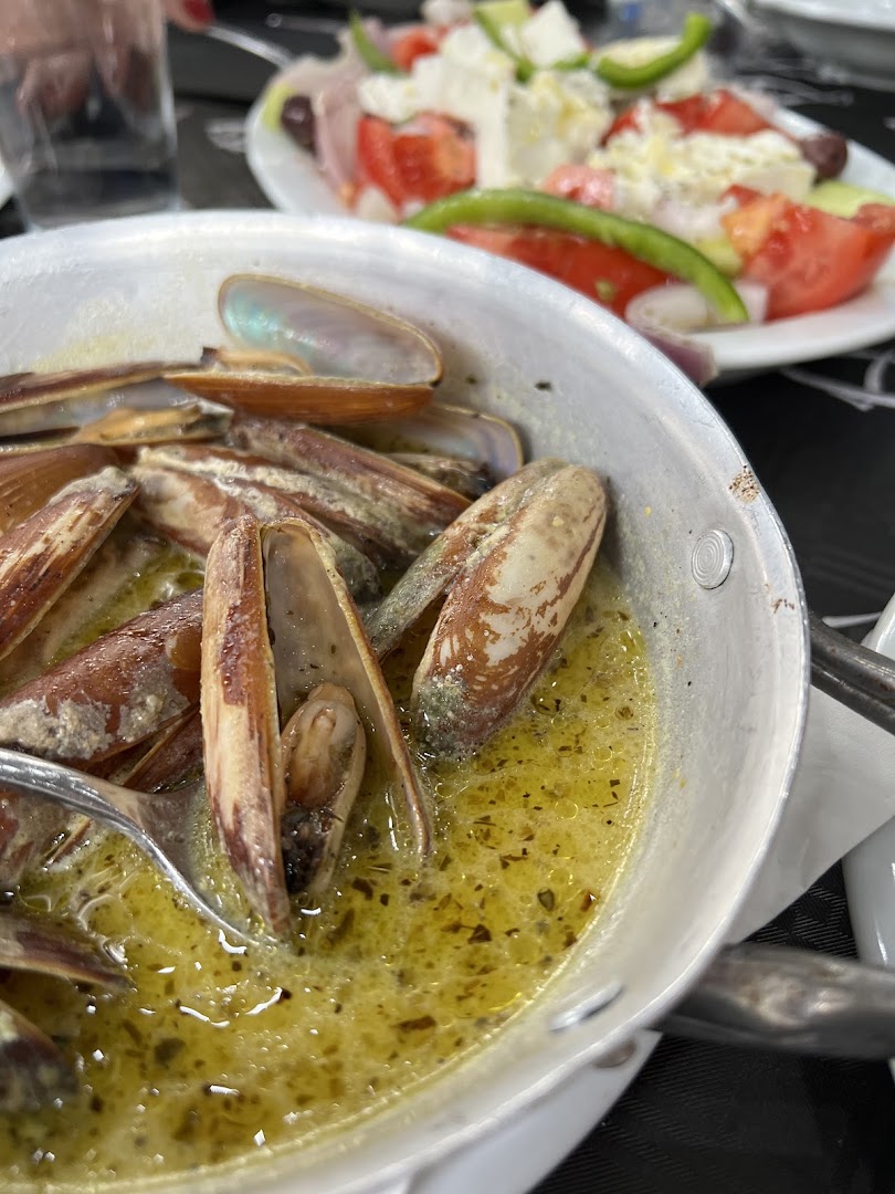 Κομψό γλυκό σε πιάτο σερβιρισμένο μετά το γεύμα.